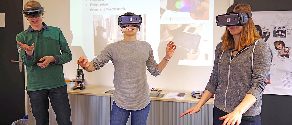 Studierende mit Virtual-Reality-Brillen