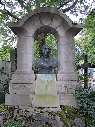 Photograph: Schells grave at the main-cemetery in Würzburg