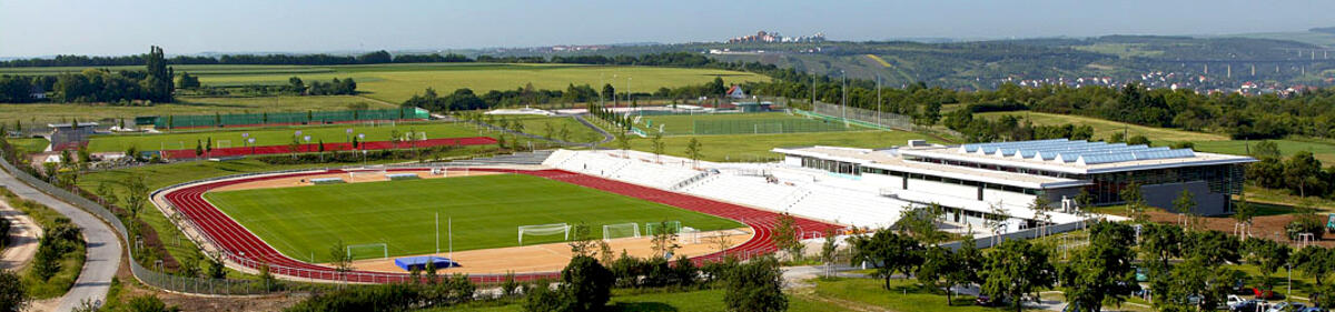 Das Sportgelände der Uni Würzburg am Hubland-Campus. Foto: Johannes Marburg, Berlin
Foto von 2004, Nutzung frei fuer Belange der Universitaet und des Unibauamtes