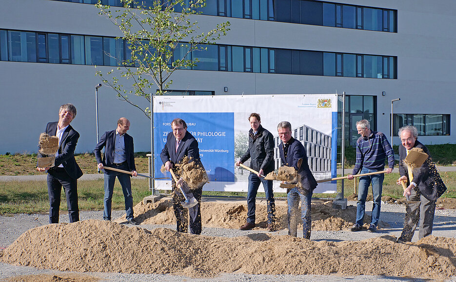 Startschuss für die Bauarbeiten am Zentrum für Philologie und Digitalität mit (von links): Jan Knippel vom Staatlichen Baumamt, Andreas Hotho, JMU-Präsident Alfred Forschel, Dag Nikolaus Hasse, Staatsminister Bernd Sibler, Frank Puppe und Ulrich Konrad. Foto: Pressestelle 