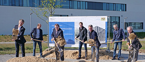 Startschuss für die Bauarbeiten am Zentrum für Philologie und Digitalität mit (von links): Jan Knippel vom Staatlichen Baumamt, Andreas Hotho, JMU-Präsident Alfred Forschel, Dag Nikolaus Hasse, Staatsminister Bernd Sibler, Frank Puppe und Ulrich Konrad. Foto: Pressestelle 