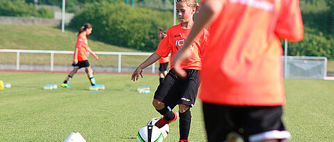 Mädchen beim Fußballspielen