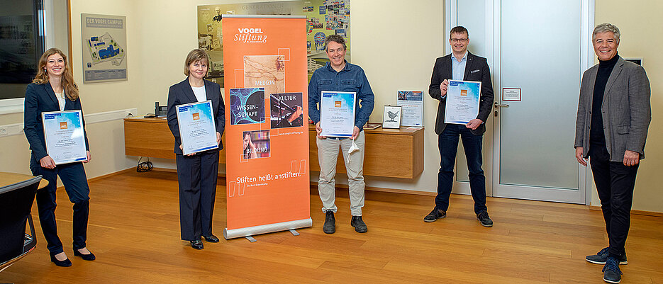 Die Preisträger 2020 (v. l.): Carolin Curtaz, Malgorzata Burek, Paul Dalton und Andreas Nüchter. Rechts: Gunther Schunk von der Vogel Stiftung. Foto: J. Untch/VCG