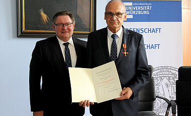 Der ehemalige Direktor der Würzburger Universitätsbibliothek hat das Bundesverdienstkreuz am Bande erhalten. Dr. Karl Südekum erhielt diese Auszeichnung am Donnerstag, 5. Juli, bei einer Feierstunde von Innenstaatssekretär Gerhard Eck.