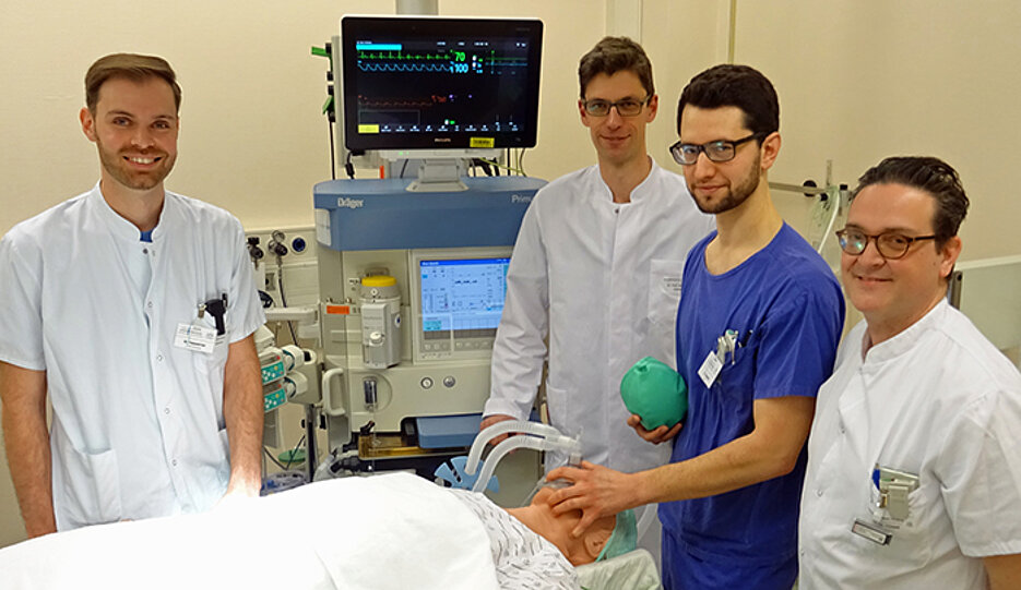 Am neuen Full-Scale-Simulator (v.l.): Assistenzarzt Raphael Drasch, Klinikdirektor Patrick Meybohm, Manuel Hassemer, Gesundheits- und Kinderkrankenpfleger und Instruktor des Simulationszentrums, sowie Oliver Happel, Leiter der Schulungs- und Trainingseinrichtung.