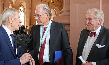 Der frühere Würzburger Universitätspräsident Theodor Berchem (l.) mit dem neuen Ehrensenator Volker ter Meulen und dem ehemaligen Unikanzler Bruno Forster (r.). (Foto: Rudi Merkl)