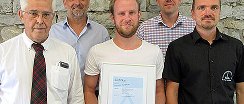 Harald Thal, der Leiter des Geschäftsbereichs Technik & Bau (links) des Uniklinikums Würzburg, und sein Energiemanagementteam sind stolz auf die erfolgreiche Zertifizierung. (Foto: Elmar Friess/UKW)