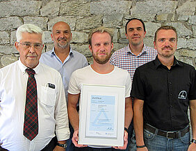 Harald Thal, der Leiter des Geschäftsbereichs Technik & Bau (links) des Uniklinikums Würzburg, und sein Energiemanagementteam sind stolz auf die erfolgreiche Zertifizierung. (Foto: Elmar Friess/UKW)