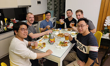 Deutscher Abend in der WG. Die Vietnamesischen Buddies wurden standesgemäß mit Schnitzel und Kartoffelsalat bewirtet.