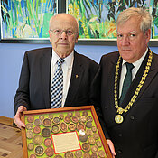 Dr. h.c. Hans-Georg Boehm aus Bad Mergentheim überreicht einen Siegel-Korpus des Ordens, Universitätsvizepräsident (bis 30.09.2015) Prof. Dr. Wolfgang Riedel. Foto Marco Bosch, Pressestelle Universität Würzburg