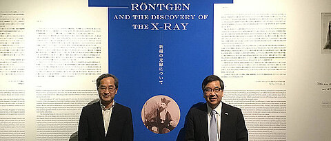 Professor Yasuhiko Arakawa, Ph.D. (links) und dem Präsidenten der Universität Tokyo, Makoto Gonokami, Ph.D., am Eingang der Röntgen-Ausstellung in der Intermediathèque. (Bild: Universität Tokyo)