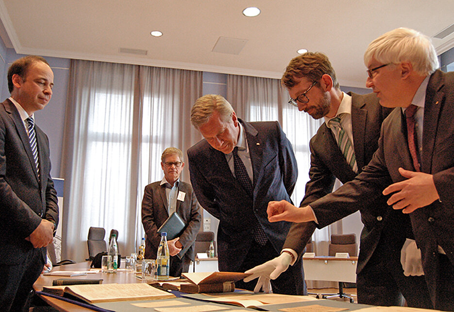 Hans-Günter Schmidt, Leiter der Würzburger Universitätsbibliothek, Altbundespräsident Christian Wulff, Alexander Arlt, Museums- und Archivleiter Chorwesen, und Professor Friedhelm Brusniak. (Foto: Marco Bosch)