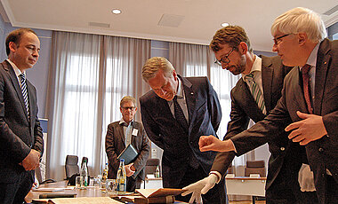 Hans-Günter Schmidt, Leiter der Würzburger Universitätsbibliothek, Altbundespräsident Christian Wulff, Alexander Arlt, Museums- und Archivleiter Chorwesen, und Professor Friedhelm Brusniak. (Foto: Marco Bosch)