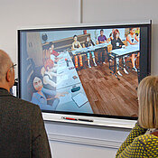 Mehrere interaktive Whiteboards gehören zur Ausstattung des Media Education & Educational Technology Lab, das der Lehrstuhl für Schulpädagogik eingerichtet hat. (Foto: Gunnar Bartsch)
