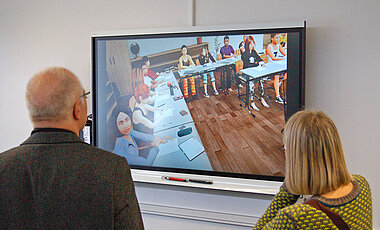 Mehrere interaktive Whiteboards gehören zur Ausstattung des Media Education & Educational Technology Lab, das der Lehrstuhl für Schulpädagogik eingerichtet hat. (Foto: Gunnar Bartsch)