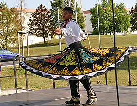 Orientalische Tänze: Der Derwisch-Tänzer faszinierte das Publikum mit seiner Darbietung.