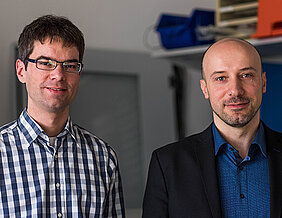 Professor Samuel Kounev (right) and doctoral student Simon Spinner.