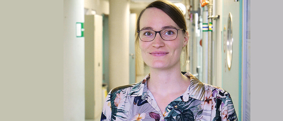 Dr. Anna Stöckl im Biozentrum der Uni Würzburg.