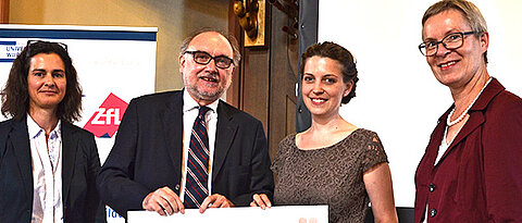 Maria Eisenmann und Uni-Vizepräsidentin Barbara Sponholz überreichen den von Hans-Jürgen Dietrich vom Ergon-Verlag Würzburg gestifteten Bildungsforschungspreis an Daniela Anton. (Foto: ZfL)