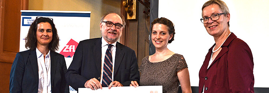 Maria Eisenmann und Uni-Vizepräsidentin Barbara Sponholz überreichen den von Hans-Jürgen Dietrich vom Ergon-Verlag Würzburg gestifteten Bildungsforschungspreis an Daniela Anton. (Foto: ZfL)