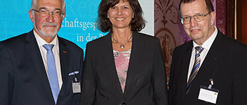 Teilnehmer des Wirtschaftsgesprächs: Regierungspräsident Paul Beinhofer, Ministerin Ilse Aigner und Unipräsident Alfred Forchel. (Foto: Josef Wilhelm)