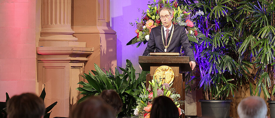 Universitätspräsident Paul Pauli bei seiner Ansprache zum Stiftungsfest 2022.