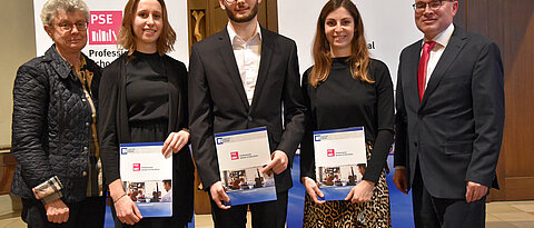 Uni-Vizepräsidentin Ulrike Holzgrabe und PSE-Geschäftsführer Matthias Erhardt gratulieren den Prüfungsbesten (von links): Nina Schmolinsky (Sonderpädagogik), Sebastian Zechel (Mittelschule) und Lorena Hock (Grundschule). Es fehlen Julia Holleber (Realschule) und Nicolas Braune (Gymnasium).