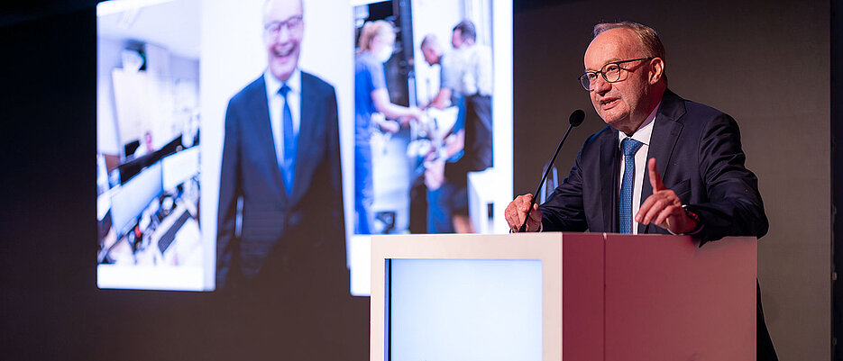 Hermann Einsele erhielt am 9. Juni in Stockholm von der International Myeloma Foundation (IMF) den Robert A. Kyle Lifetime Achievement Award für seine wegweisende Rolle in der Entwicklung moderner Myelomtherapien. 