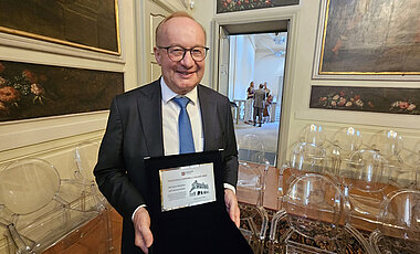Wenige Tage vor dem Robert A. Kyle Lifetime Achievement Award, am 4. Juni 2026, wurde Hermann Einsele in Piacenza (Italien) für seine außergewöhnlichen wissenschaftlichen Beiträge zum Verständnis, zur Diagnose und zur Behandlung des Multiplen Myeloms mit dem Francesca Cassinelli Award 2025 ausgezeichnet. 