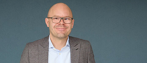 Prof. Dr. Karl Philipp Ellerbrock ist seit 1. Oktober 2025 Leiter des Lehrstuhls für Französische und Italienische Literaturwissenschaft an der Universität Würzburg.