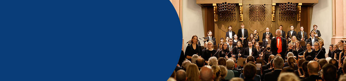 Das Akademische Orchester der Universität Würzburg mit seinem Leiter Markus Popp.