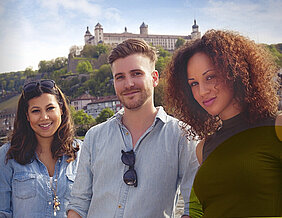 Drei junge Leute aus anderen Ländern zieren das Titelbild der neuen Würzburg-Broschüre. (Bild: Stadt Würzburg)