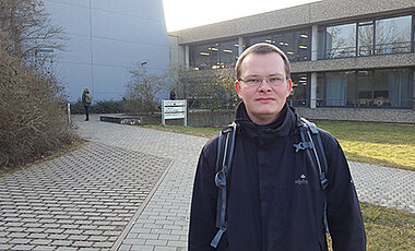 Habilitand Rafal Pokrywka forscht als Stipendiat der Herrmann-Niermann-Stiftung an der Universität Würzburg. (Foto: Lena Köster)