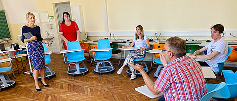 Austausch im Uni-Klassenzimmer der Josef-Schule mit (v.l.) stehend: Sanna Pohlmann-Rother und Gabriele Schwenkert sowie sitzend den wissenschaftlichen Mitarbeitern am Lehrstuhl Grundschulpädagogik Tina Jocham und Larissa Ade sowie dem stellvertretenden Schulleiter Lothar Müßig.