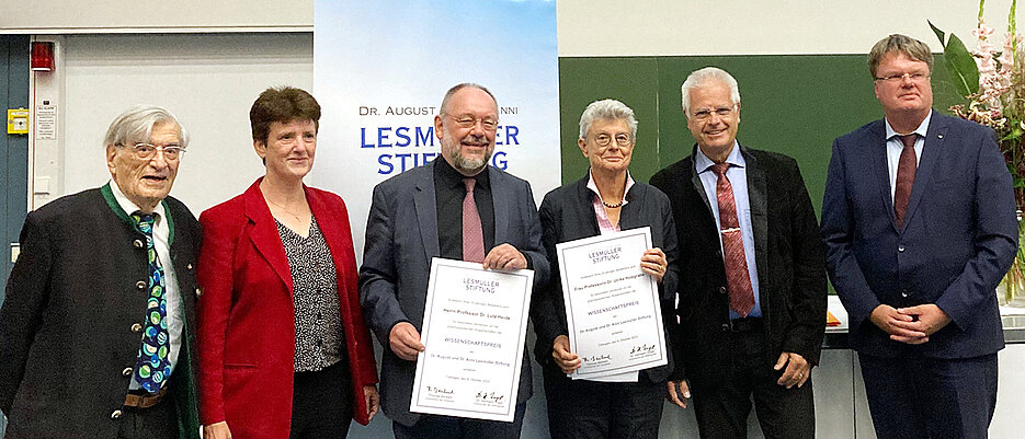 Preisverleihung im Rahmen der DPhG-Jahrestagung am 9. Oktober 2023 in Tübingen mit (v.l): Hermann Vogel, Vorsitzender des Stiftungsrats, Laudatorin Petra Högger, Lutz Heide, Ulrike Holzgrabe, dem Vorsitzenden des Stiftungsvorstandes Thomas Benkert und Laudator Frank Dörje. 