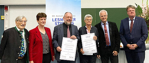 Preisverleihung im Rahmen der DPhG-Jahrestagung am 9. Oktober 2023 in Tübingen mit (v.l): Hermann Vogel, Vorsitzender des Stiftungsrats, Laudatorin Petra Högger, Lutz Heide, Ulrike Holzgrabe, dem Vorsitzenden des Stiftungsvorstandes Thomas Benkert und Laudator Frank Dörje. 