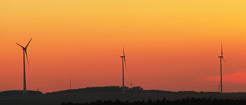 Windräder nördlich von Würzburg. Als erneuerbare Energiequelle kann Windkraft auch für Sambia eine entscheidende Rolle spielen.