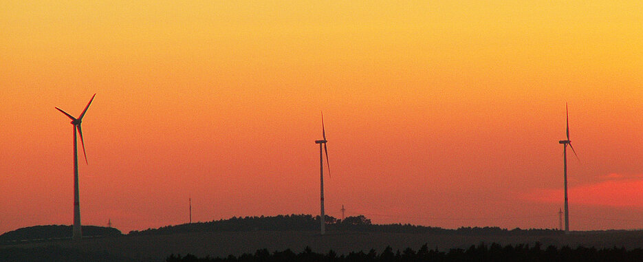 Windräder nördlich von Würzburg. Als erneuerbare Energiequelle kann Windkraft auch für Sambia eine entscheidende Rolle spielen.