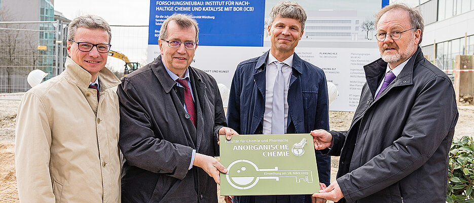 Übergabe des symbolischen Schlüssels für den Neubau der Anorganischen Chemie (v.l.): Minister Bernd Sibler, Unipräsident Alfred Forchel, Jan Knippel vom Staatlichen Bauamt und Professor Holger Braunschweig.
