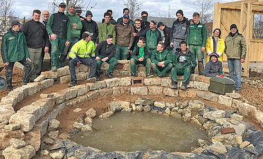 Berufsschüler im 1. Lehrjahr Garten-Landschaftsbau aus Ochsenfurt verbrachten einen Praxistag auf der StadtGartenSchau und nahmen mit Begeisterung die Möglichkeit wahr, sich an vielfältigen Aufgaben wie Natursteinmauern oder Wegebau zu versuchen. 