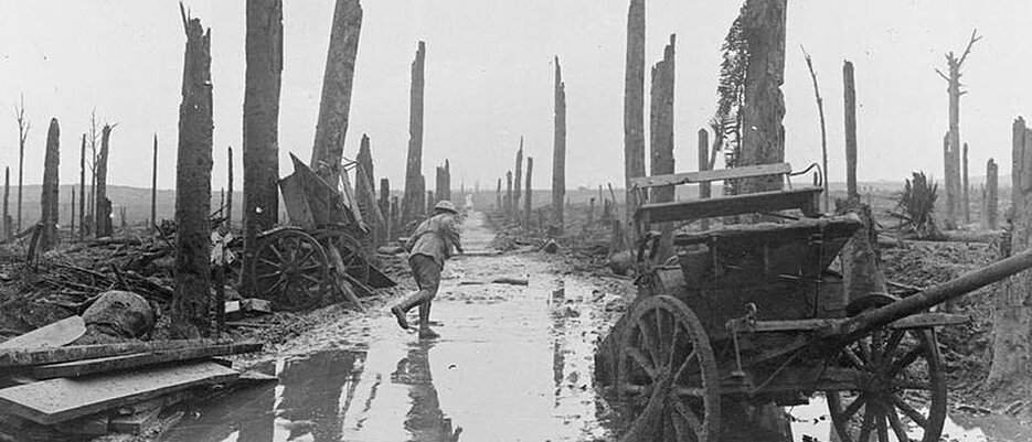 Soldat auf einem zerstörten Schlachtfeld in Flandern