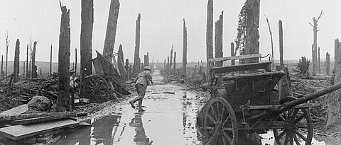 Soldat auf einem zerstörten Schlachtfeld in Flandern