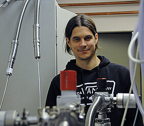 Christian Schneider in an optical laboratory of the Würzburg Physics department.