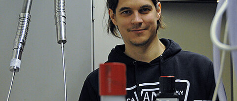 Christian Schneider in an optical laboratory of the Würzburg Physics department.