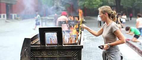 Kathrin Krause-Harder bei einem Tempelbesuch in China. (Foto: privat)