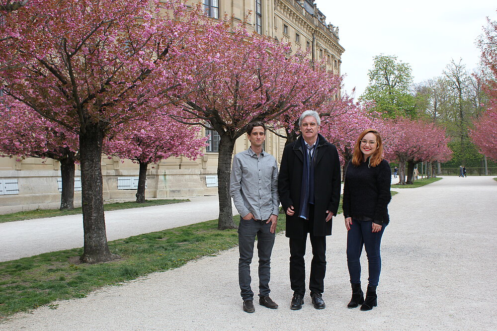 [Translate to Englisch:] Hier sind Matheus Jones Zago, Prof. Dr. Hans-Joachim Lauth und Anna De Moraes Bennech zu sehen.