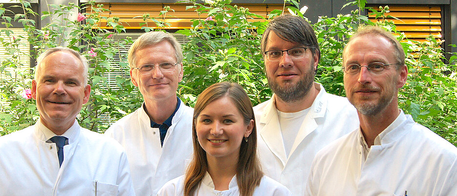 Ralf-Ingo Ernestus, der Direktor der Neurochirurgischen Klinik des Uniklinikums Würzburg (links), und die Würzburger Microbubbles-Arbeitsgruppe (v.l.): Carsten Hagemann, Ellina Schulz, Ulrich Schatzschneider und Mario Löhr. (Foto: Doris Krammel / UKW)