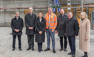 Beim Richtfest für das Center of Polymers for Life (v.l.) Jürgen Groll, Paul Pauli, Judith Jörg, Markus Blume, den Landtagsabgeordneten Patrick Friedl und Volkmar Halbleib sowie Grit Liebau.