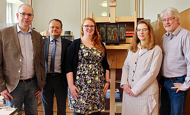 Die Projektbeteiligten (v.l.): Professor Eckhard Leuschner (Kunstgeschichte), Professor Damian Dombrowski (Martin von Wagner Museum), Nora Halfbrodt, Professor Anuschka Tischer (Geschichte) und Professor Guido Fackler (Museologie). 