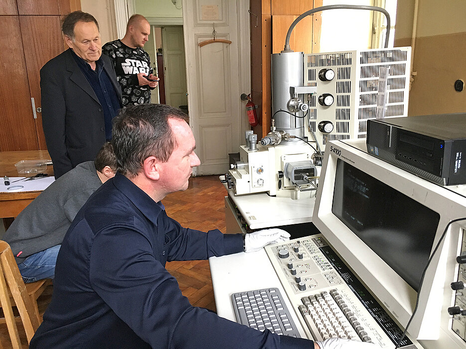 Arbeit am Würzburger Rasterelektronenmikroskop in Lviv. Im Bild Dr. Ihor Shtablavyi, Professor Stepan Mudry und Zakharii Oliynyk.